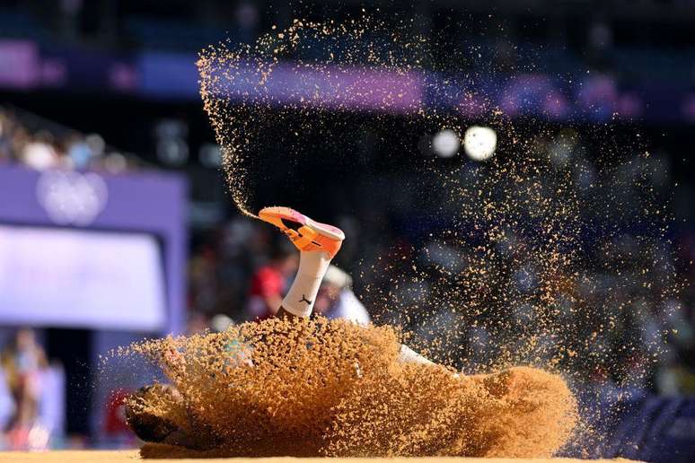 A atleta cubana Liadagmis Povea competindo no salto triplo