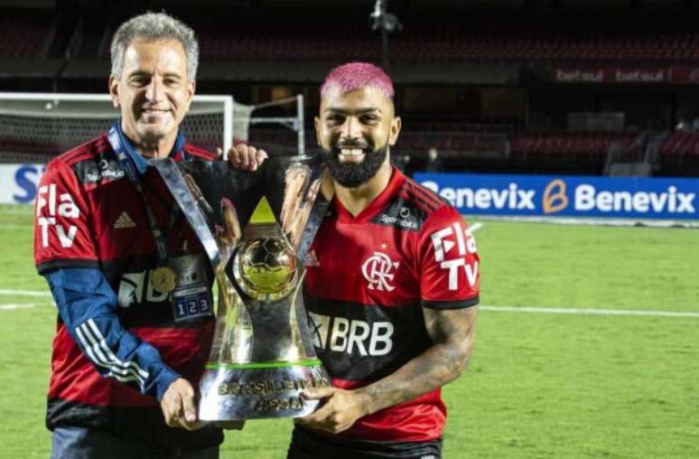 O dirigente do Flamengo com o ídolo Gabigol, durante comemoração do título brasileiro de 2020 –