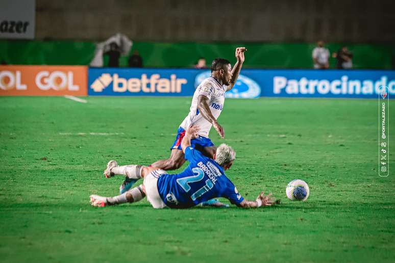 Cruzeiro e Fortaleza em ação no Estádio Kleber Andrade. 