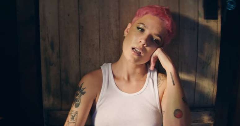 Halsey ainda está processando 'sentimentos' sobre perda de bebê