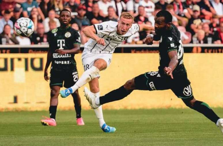 Jogadores de Midtjylland e Ferencváros em disputa de bola na Terceira pré-eliminatória –