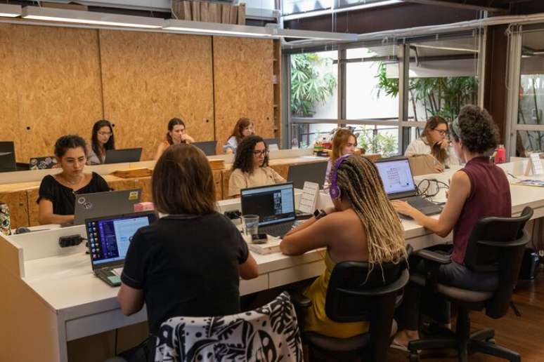 Equipe da empresa MOL Impacto, cujo escritório fica na zona oeste da capital paulista.