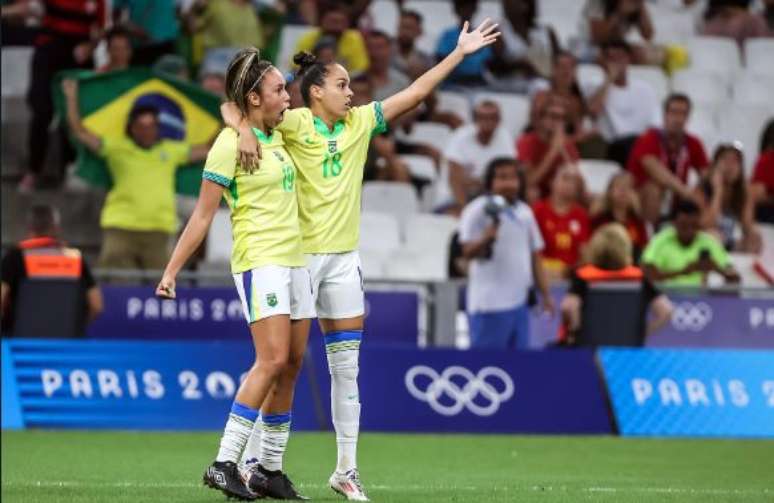 Jogadoras do Brasil comemoram vitória sobre a Espanha em Paris