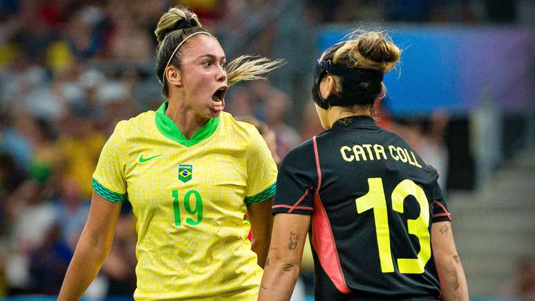 Priscila comemora o primeiro gol da seleção brasileira diante da Espanha