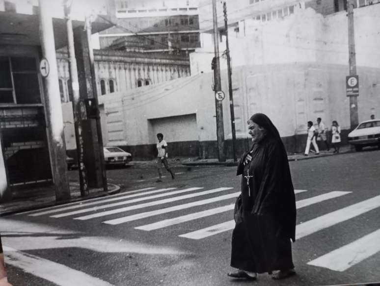 A Mulher de Roxo perambulou pelo Centro Histórico de Salvador, especialmente pela Rua Chile, por quase quatro décadas.