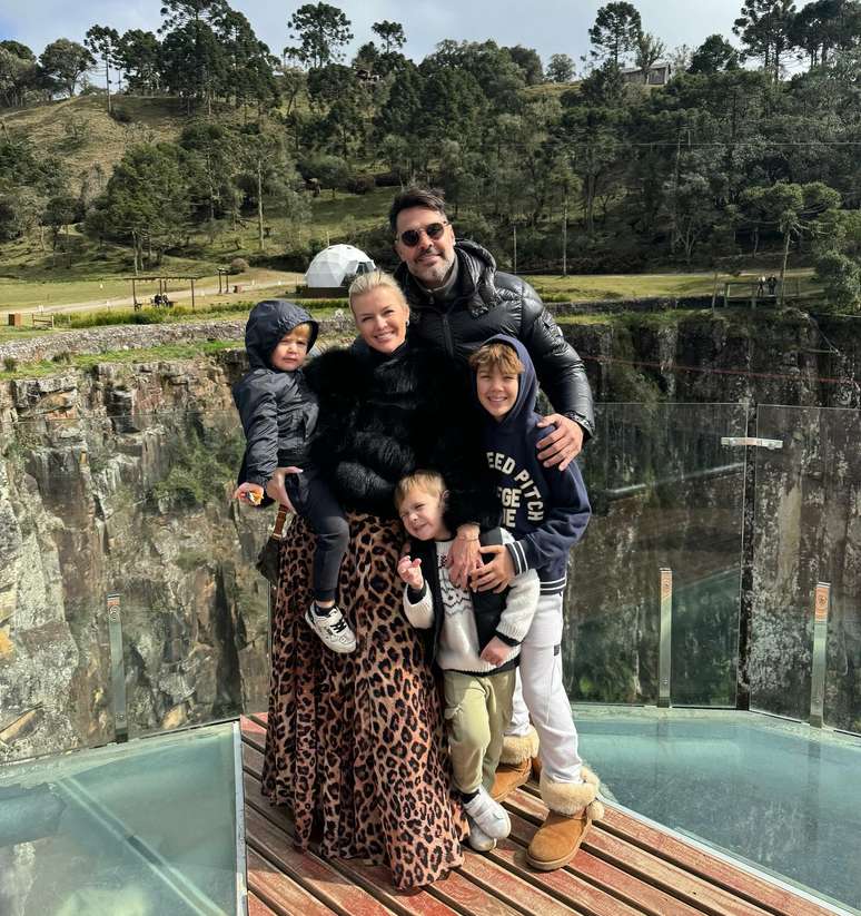 Flávio Mendonça com sua esposa e filhos