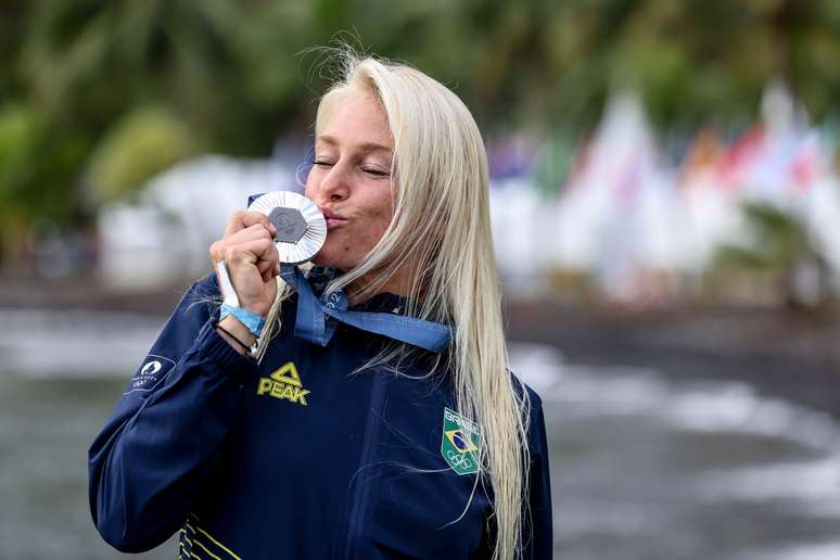 Tati Weston-Webb com a medalha de prata dos Jogos Olímpicos