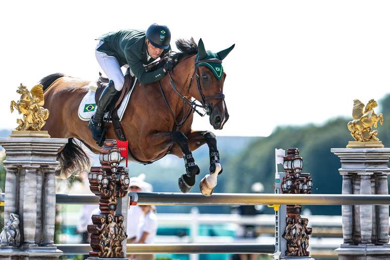 Stephan Barcha em ação na final do hipismo saltos