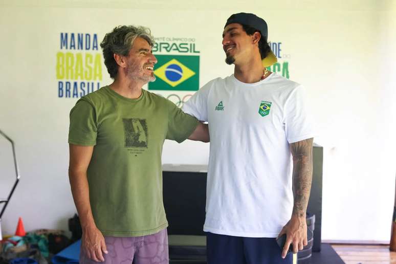 Gabriel Medina ao lado de Charlão