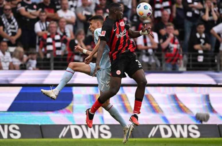 Willian Pacho em ação com a camisa do Eintracht Frankfurt –