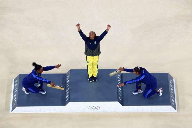 Rebeca Andrade foi reverenciada no palco olímpico pelas americanas Simone Biles e Jordan Chiles. O momento foi elogiado até por Michelle Obama