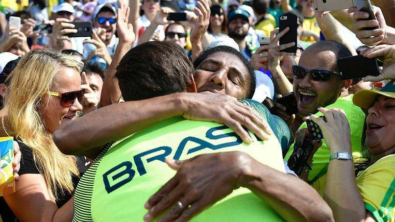 O atleta comemorou com a mãe a conquista do bronze olímpico na prova dos 200 metros na canoagem de velocidade no Rio 2016