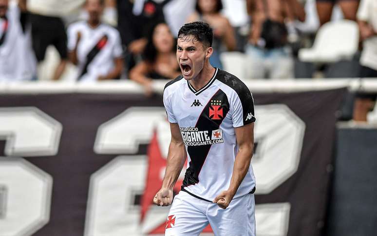 Entrada de Galdames no Vasco contra o Atlético-GO foi alvo de muita reclamação dos vascaínos