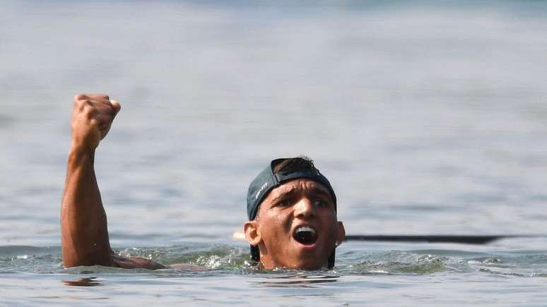 No Rio 2016, Isaquias Queiroz também comemorou sua vitória na água — mas, dessa vez, depois de cruzar a linha de chegada