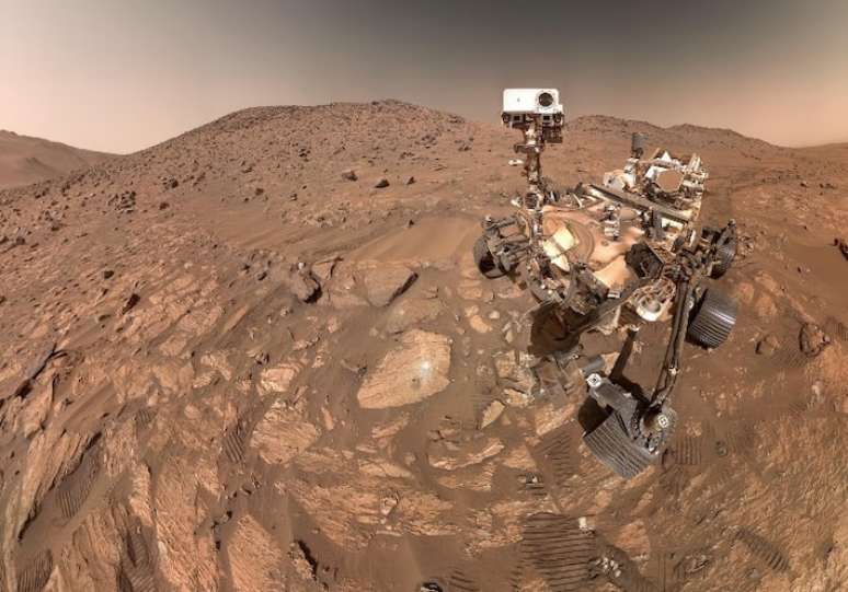 Una selfie tomada por el rover Perseverance de la NASA de ella misma mientras estaba de pie junto a su lugar de trabajo: una roca llamada Chiava Falls.