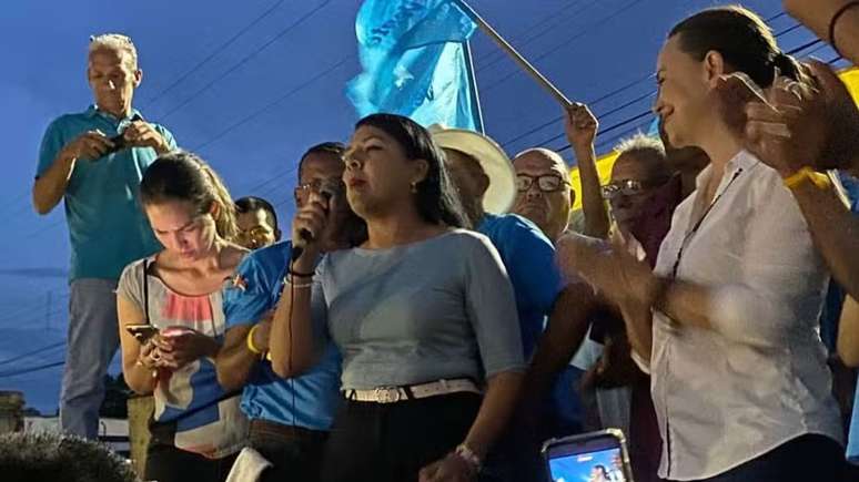 María Oropeza discursa ao lado da líder da oposição a Nicolás Maduro, María Corina (de branco)