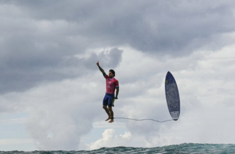 Enfim, no Louvre: surfista brasileiro ‘reproduz’ foto icônica –