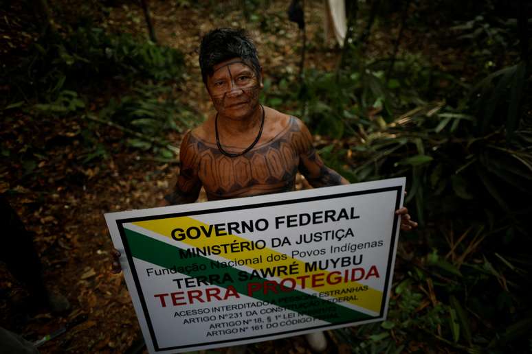 Cacique Juarez Saw, da aldeia Sawré Muybu, com placa para demarcação de território em Itaiatuba, no Pará