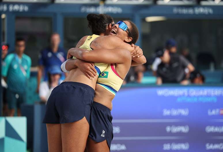 Ana Patrícia e Duda despacham letãs e avançam à semi do vôlei de praia