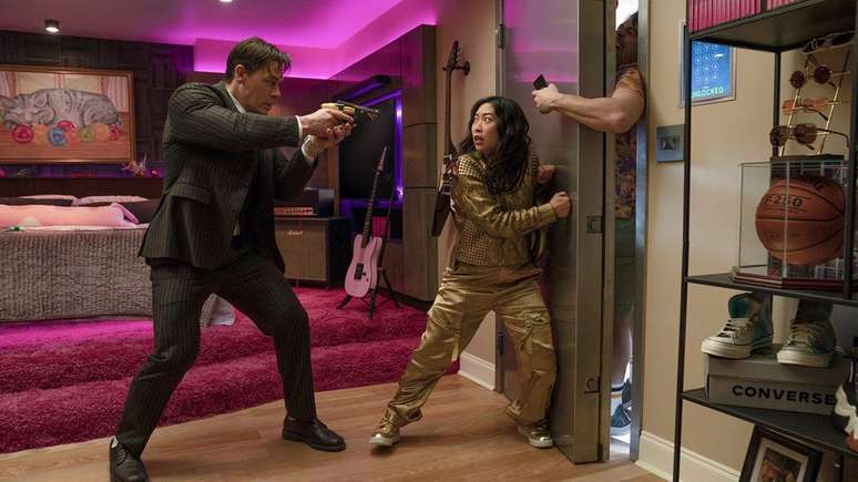 John Cena e Awkwafina formam dupla em fuga no longa-metragem de ação e comédia (Imagem: Divulgação/Amazon Prime Video)