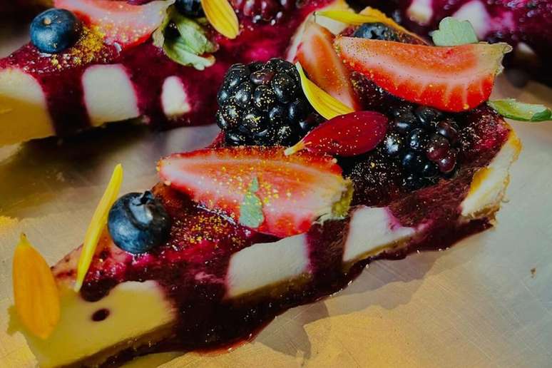 Cheesecake com calda de frutas vermelhas 