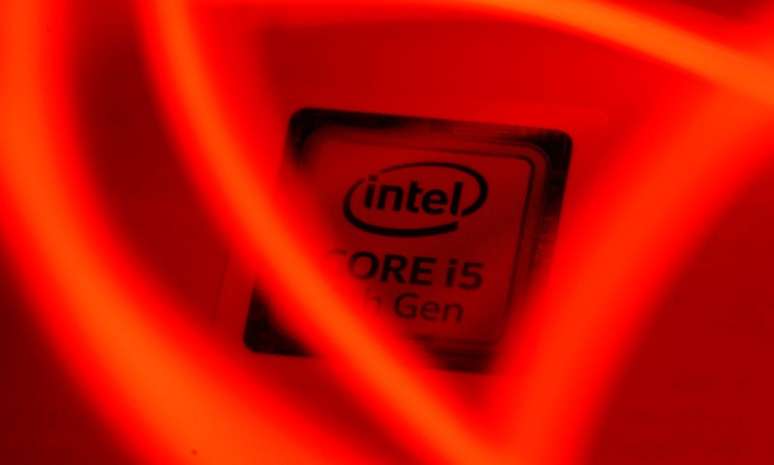 Logo da Intel atrás de luzes de LED em foto de ilustração
05/01/2018 REUTERS/Dado Ruvic