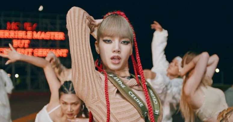 Lisa, do BLACKPINK, anuncia parceria musical com Rosalía