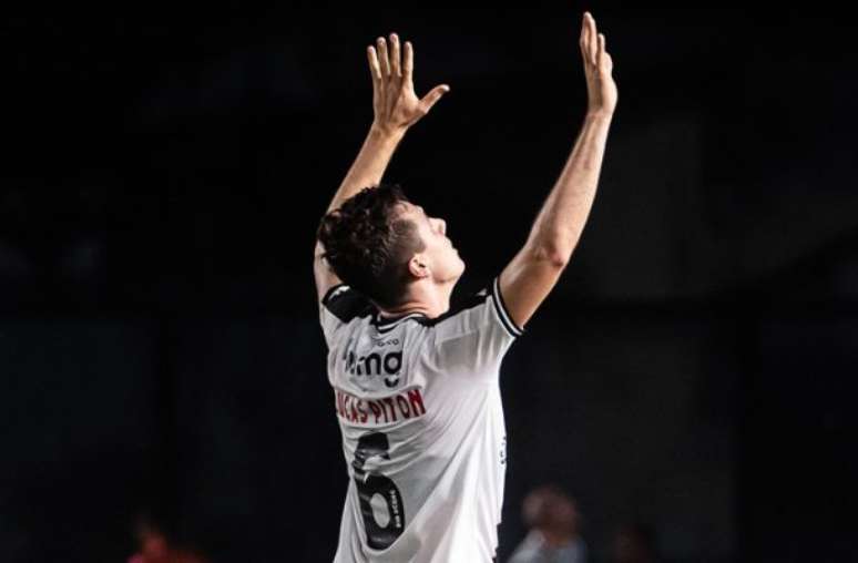 Lucas Piton comemora seu gol, que classificou o Vasco às quartas –