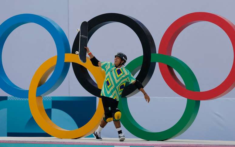 Augusto Akio comemorando a medalha de bronze