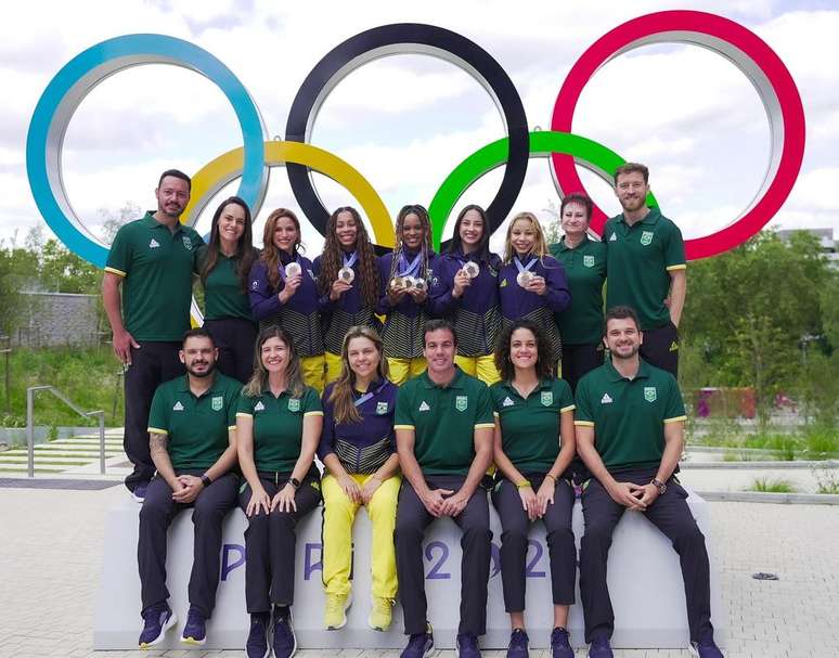 Seleção de ginástica artística feminina e comissão técnica nos aros olímpicos