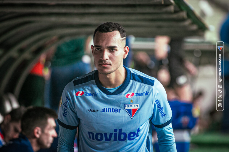 Bruno Guimarães com a camisa do Fortaleza. 