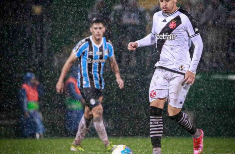 Hugo Moura, do Vasco, lembra de campo encharcado contra o Grêmio –