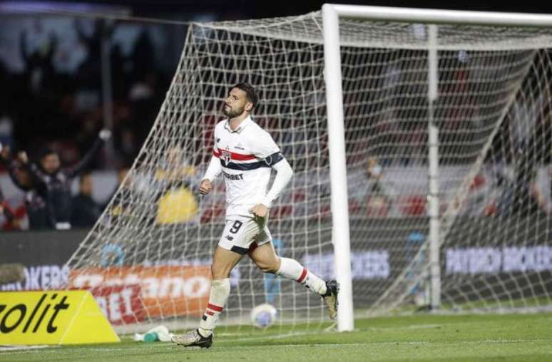 São Paulo não perdeu na temporada quando Calleri vai as redes