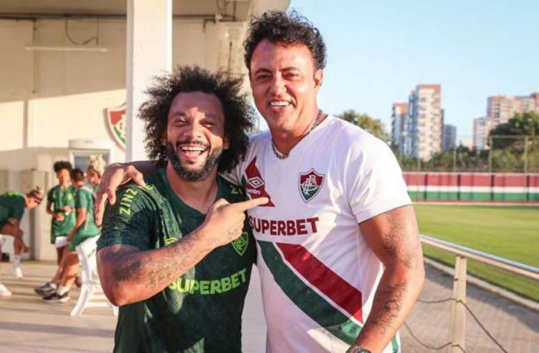 Adriano Magrão reencontra Marcelo em visita ao CT do Fluminense –