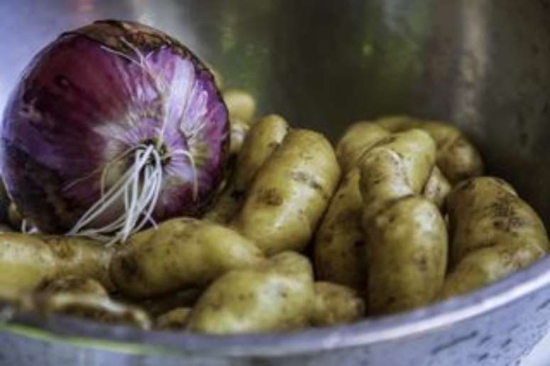 Cebola em cima de batatas - Tim M Lanthier/GettyImages