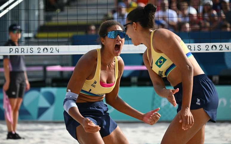 Duda e Ana Patícia comemorando ponto contra a dupla da Letônia