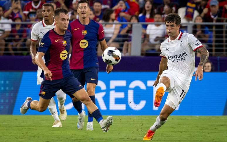 Pulisic direita marcou um dos gols do Milan na partida contra o Barcelona