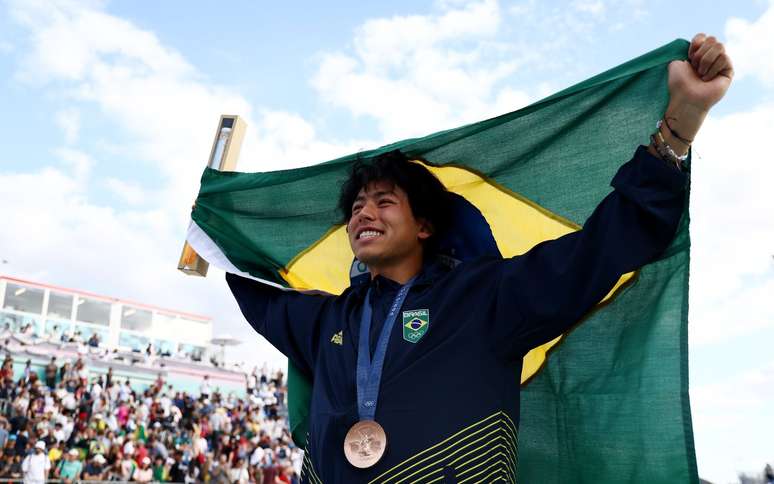 Augusto Akio comemora medalha nas Olimpíadas de Paris