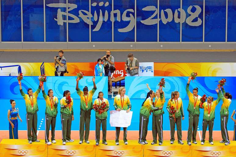 Jogadoras da seleção feminina de vôlei recebem a medalha de ouro nos Jogos de Pequim-2008