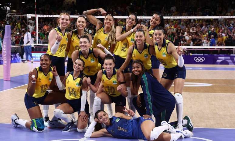 Jogadoras de vôlei do Brasil comemoram classificação às semis dos Jogos de Paris 