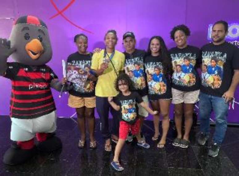 Rafaela Silva desembarcou no Rio de Janeiro ap&oacute;s medalha de bronze nos Jogos