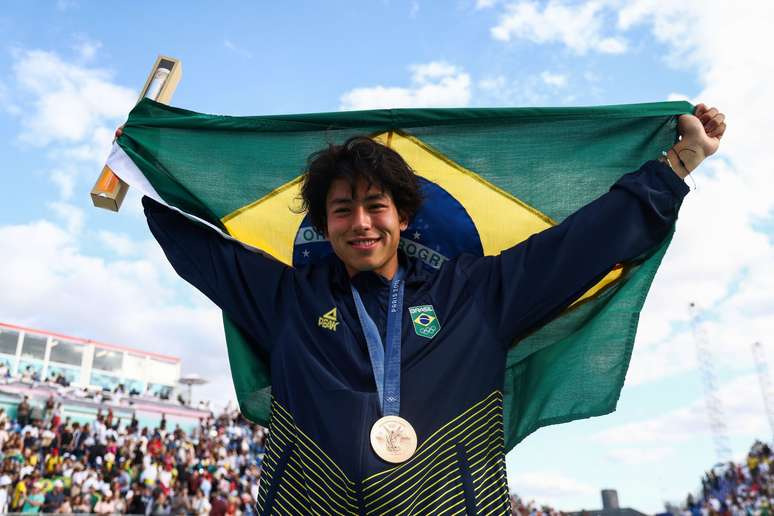 O atleta brasileiro Augusto Akio com a medalha de bronze conquistada no skate park.