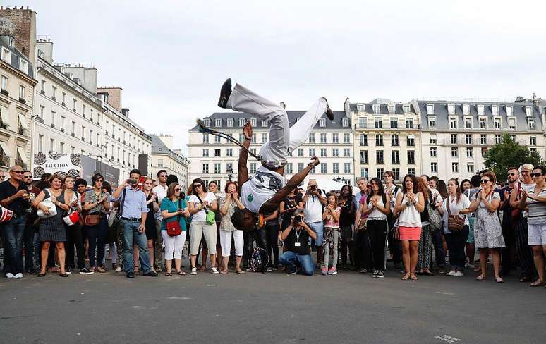 Apresenta&ccedil;&atilde;o de capoeira em frente &agrave; igreja Madeleine, em Paris