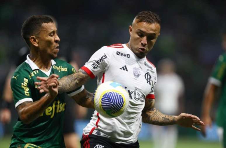 Cebolinha recebe a marcação de Marcos Rocha. Flamengo avança às quartas