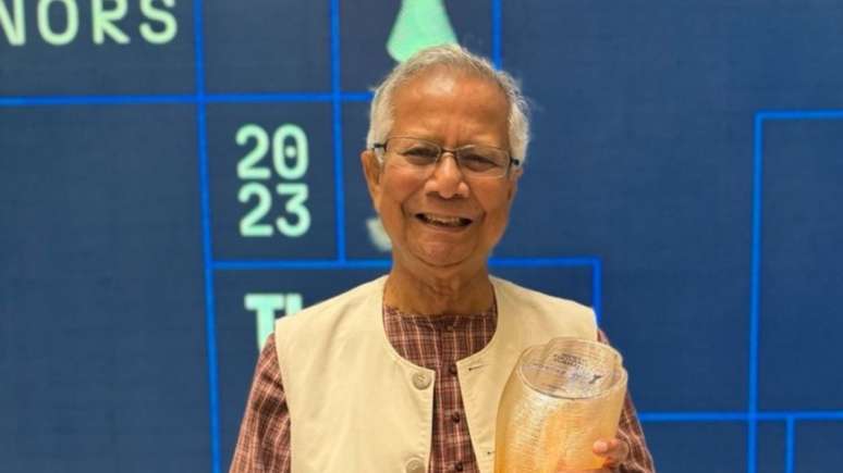 Yunus recebe o pr&ecirc;mio da C&uacute;pula Mundial de Futebol