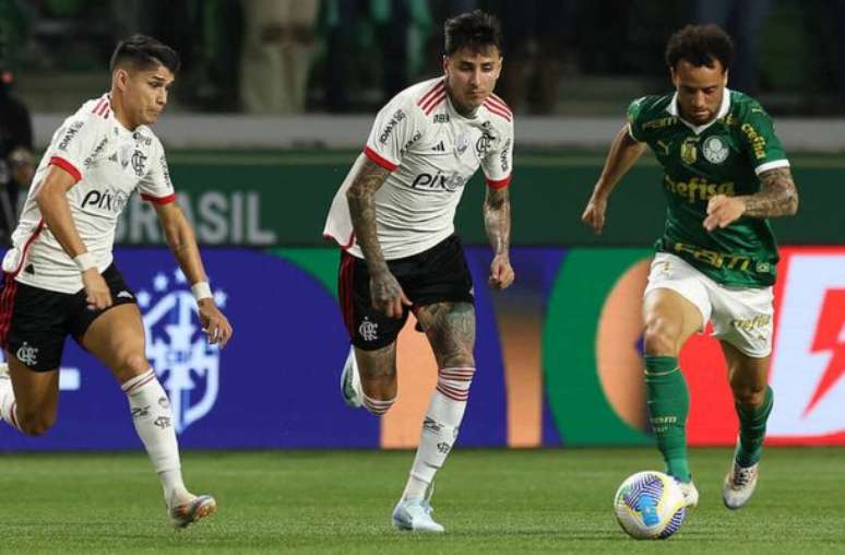 Felipe Anderson, do Palmeiras, disputa bola com Pulgar. No fim das contas, o Flamengo perdeu, mas avan&ccedil;ou&nbsp;