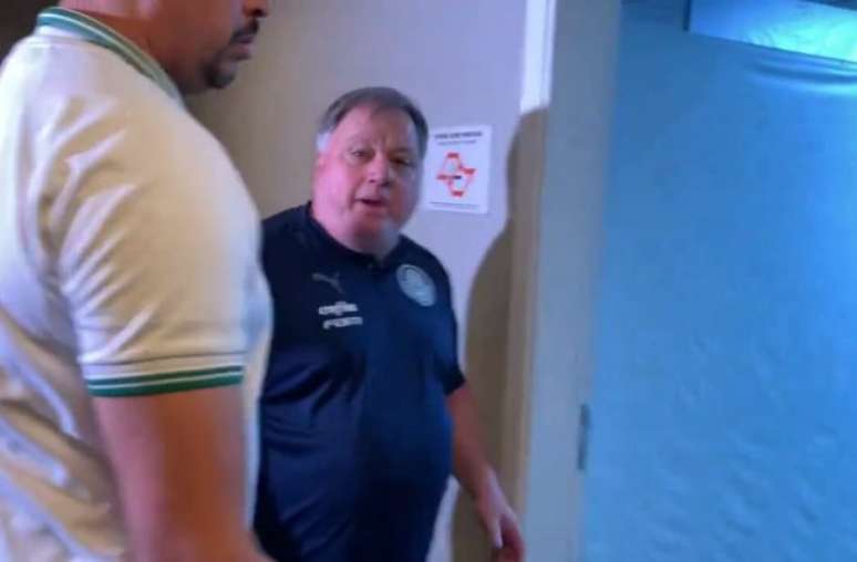 Anderson Barros, diretor de futebol do Palmeiras, muito irritado e afirmando ter sido ameaçado por alguém da CBF no Allianz Parque