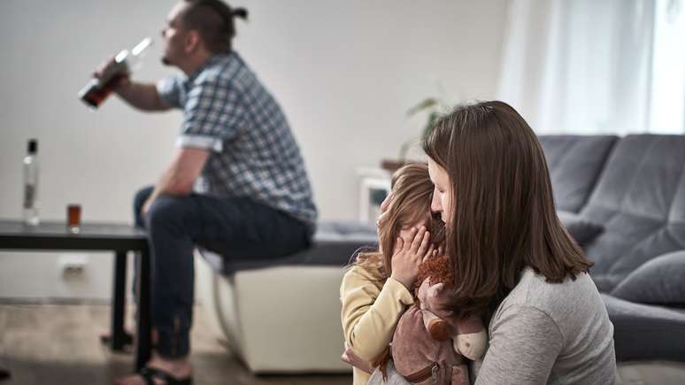 O consumo de &aacute;lcool pelo pai tamb&eacute;m pode ter impacto na sa&uacute;de da crian&ccedil;a