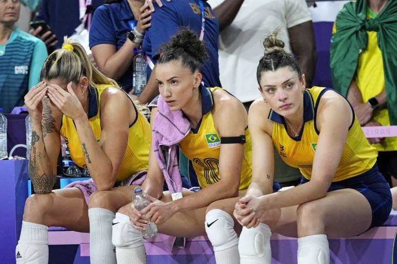Jugadores brasileños muestran decepción tras derrota en semifinal de voleibol en París 08/08/2024 Michael Madrid-USA TODAY Deportes