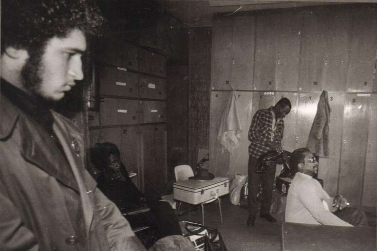 Mestres Jelon Vieira (&agrave; esq.) e Jo&atilde;o Grande (ao fundo) durante expedi&ccedil;&atilde;o do Grupo Viva Bahia, nos anos 1970